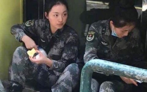 澳门市民拍到的解放军驻澳部队救灾照片～其中一名女兵的照片已刷爆朋友圈，被称为“驻澳周冬雨”