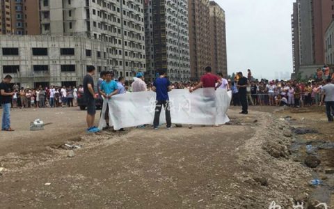 水泥没凝固前，即使有钢筋也是hold不住重量的