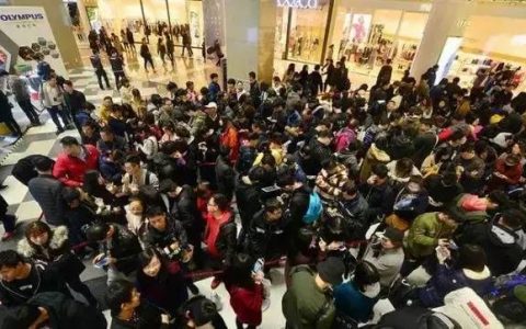 我们应聘了网红店“排队托”，9小时赚了140元