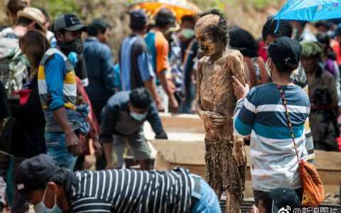 印尼恐怖习俗：挖尸打扮上演死人“时装秀”