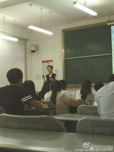 大学副教授带八旬病母上课：不影响教学，学生报以掌声。