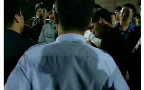 女生校内被私家车尾随骚扰，大连一高校200余男生围车报警。