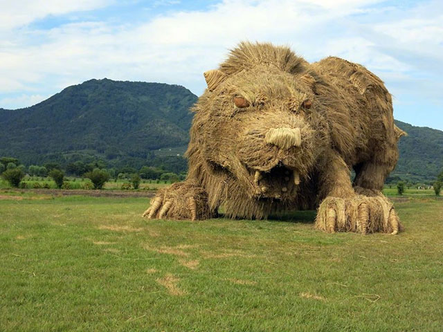 来看今年日本“稻草艺术节”的最佳展品。