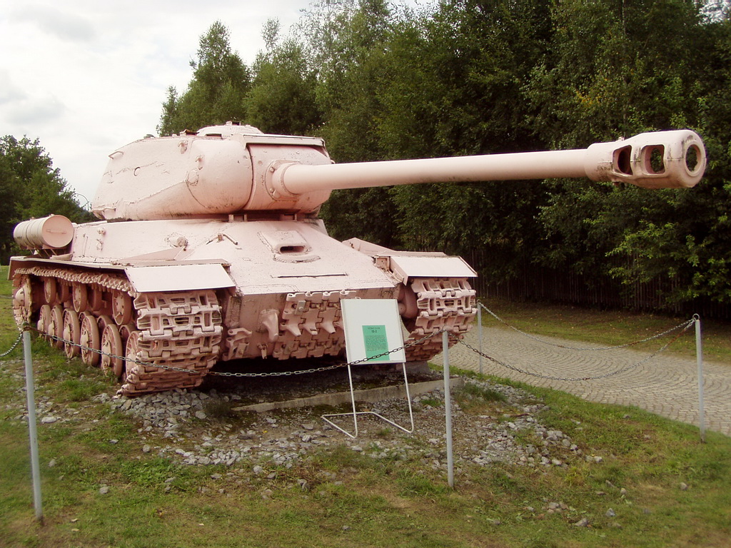 着名的粉红色IS-2，以前的坦克23号，位于Lešany博物馆的入口处。