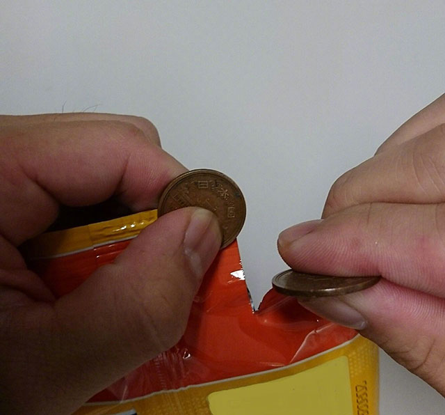 零食的包装袋徒手撕不开时用两枚硬币就能轻松地撕开。