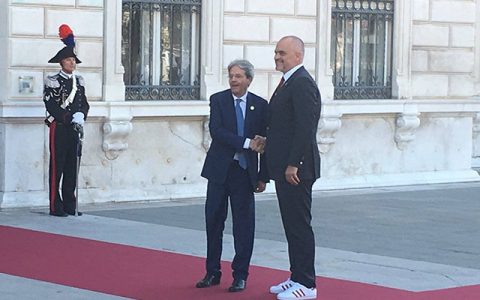 真阿迪粉！阿尔巴尼亚总理Edi Rama穿着阿迪运动鞋会见宾客……