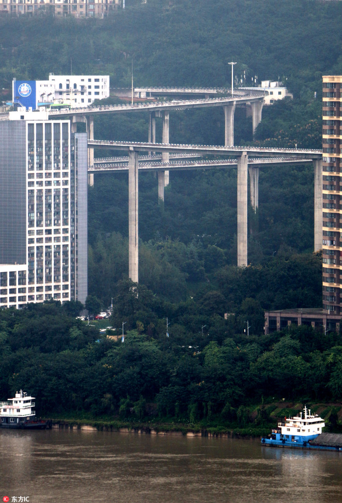 重庆现空中螺旋立交桥 高72米如坐过山车