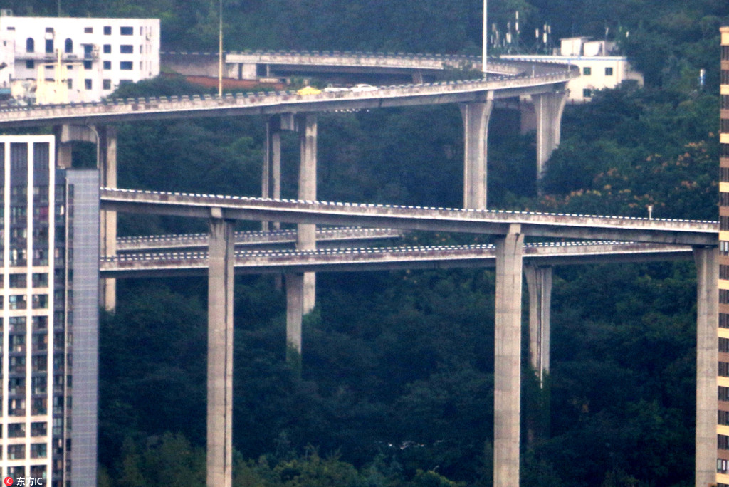 重庆现空中螺旋立交桥 高72米如坐过山车