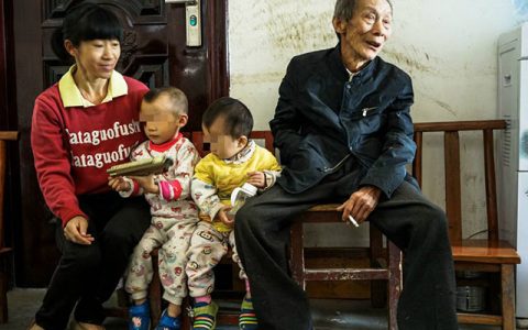 广西78岁老汉迎娶33岁娇妻，为证能力怒生二孩。