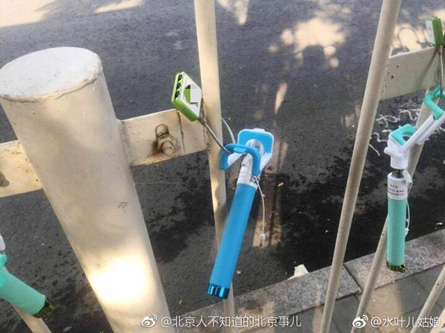 北京长虹桥公交站，共享自拍杆来了。