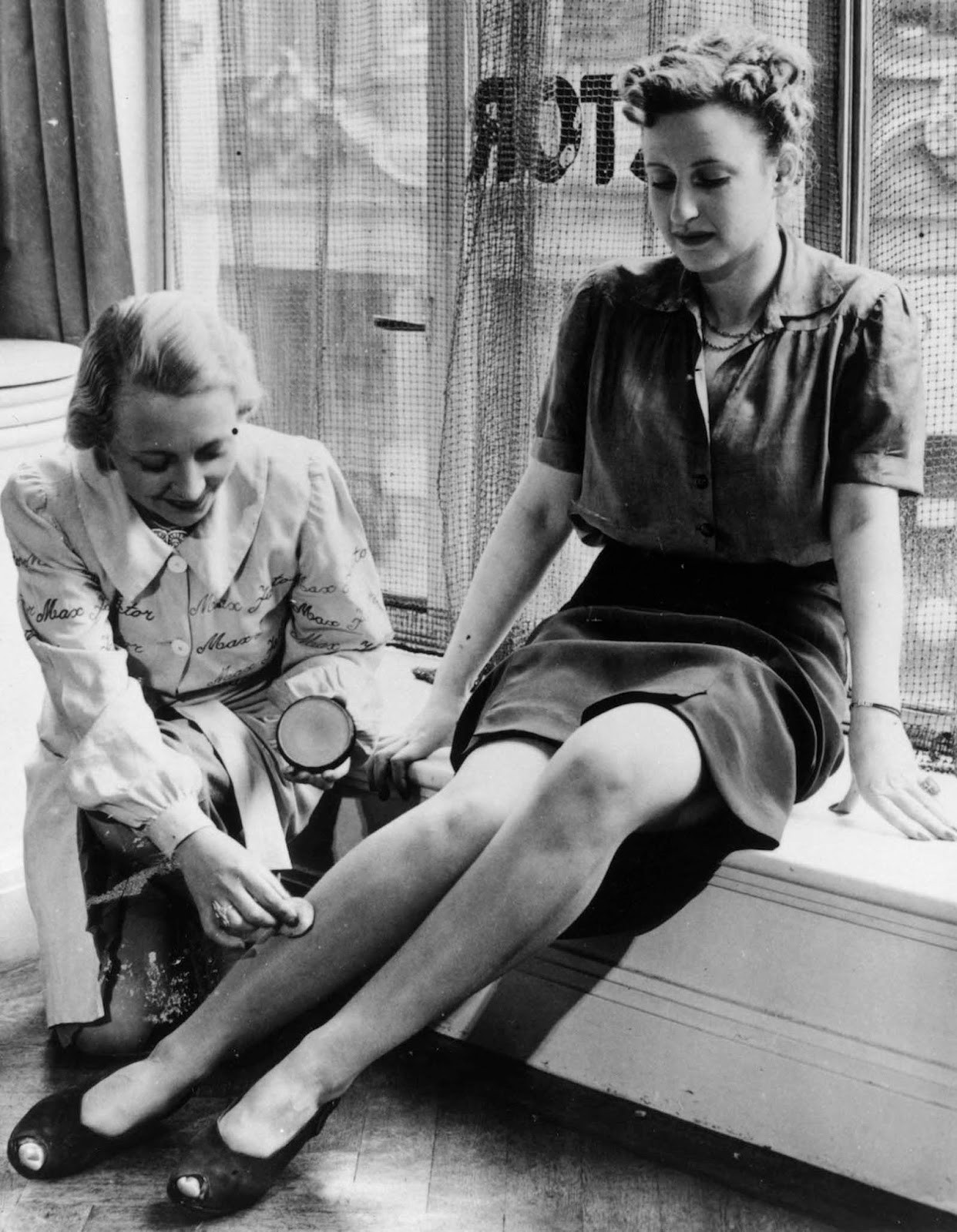 50年代美腿史！ 丝袜短缺，美女在双腿间划线…竟比真丝还诱人（图／翻摄自rarehistoricalphotos）