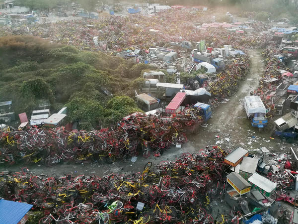 郑州万辆共享单车堆积成“山”：乱停乱放被管理人员持续清理。