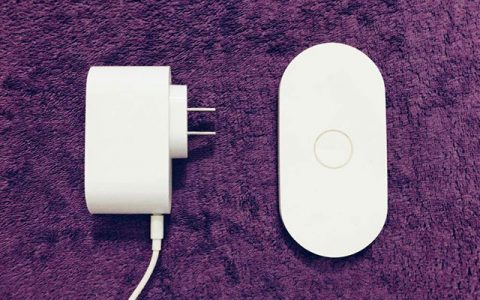 收拾东西，突然发现了NOKIA六年前的WindowsPhone的无线充电器，iphone8plus居然可以用，感动到了…