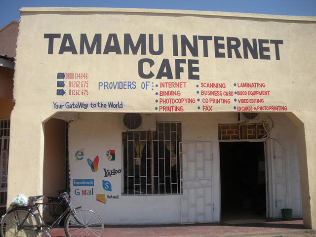 看完非洲兄弟的网吧突然觉得楼下的网吧好奢华。