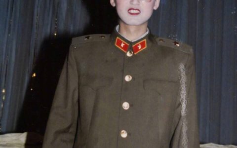 80年代歌唱比赛的化妆太瘆人了，不过其中有一位后来成为了亿万富翁，资产20亿，猜猜他是谁？