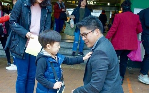 郭晶霍启刚夫妇带4岁儿子地铁站做公益