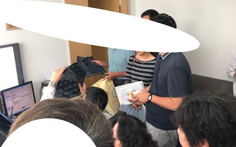 国内的医生不单单看病，还要维持秩序 最大的原因是患者不尊重患者的隐私。