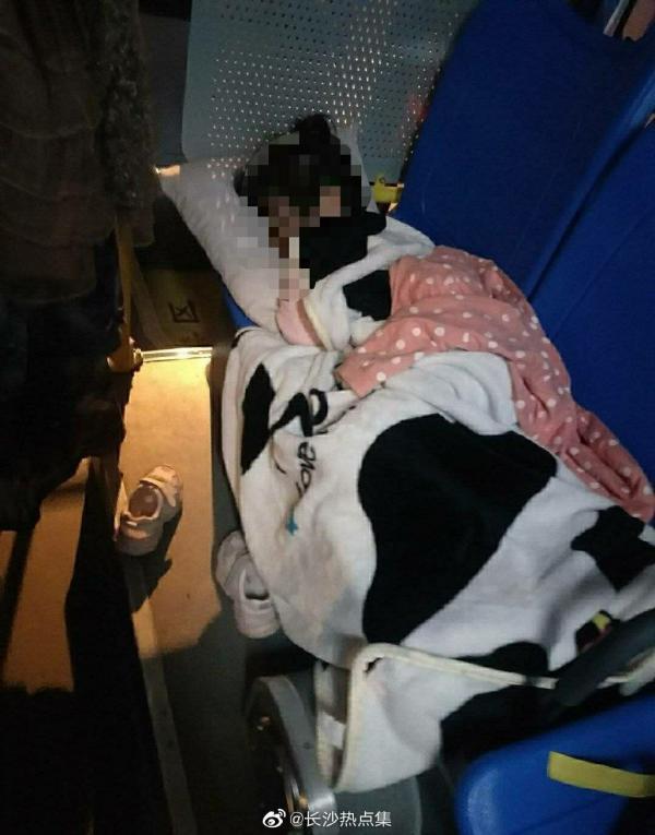 长沙公交女司机带娃上班被停职或面临辞退，网友纷纷为她求情