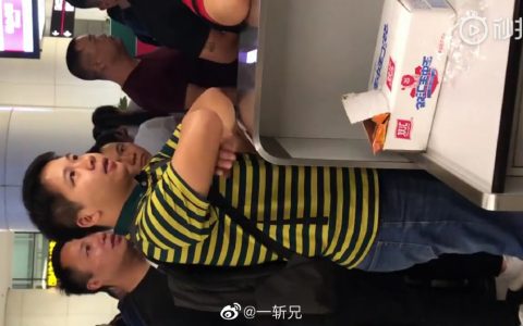 航班延误，一乘客让机场工作人员跪下道歉 ：这样有诚意