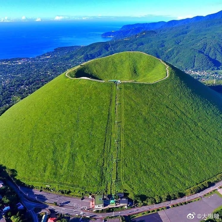 伊豆大室山，推测是《你的名字》中三叶和泷跨越时空相见之地的原型