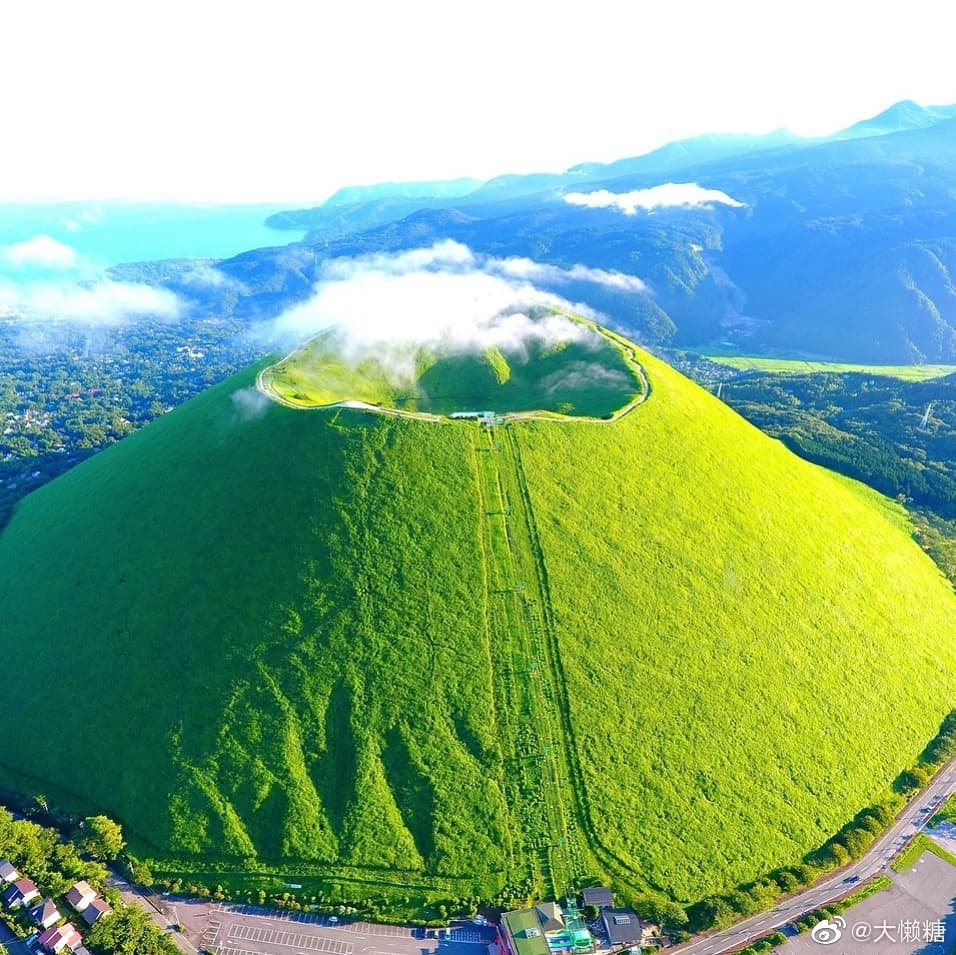 伊豆大室山，推测是《你的名字》中三叶和泷跨越时空相见之地的原型