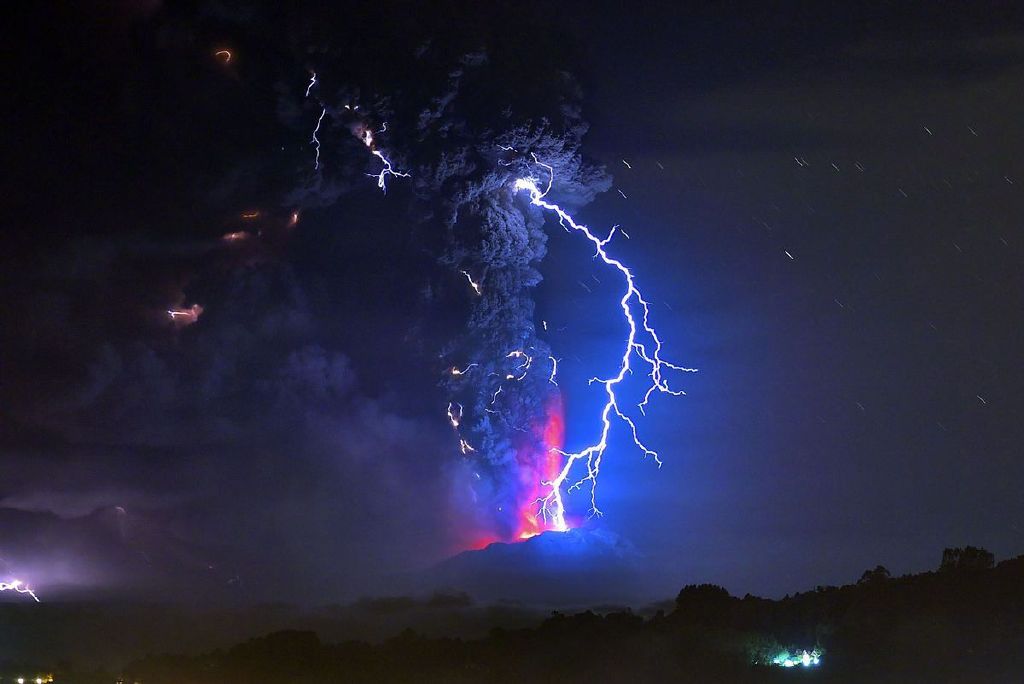 智利火山喷射出的火积云引发了天雷地火