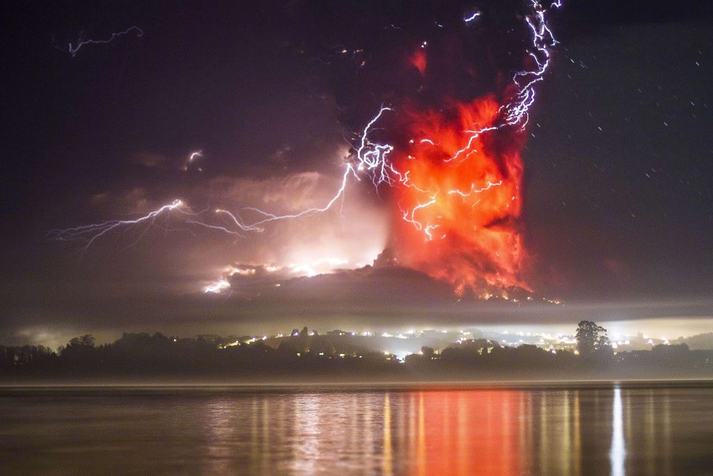 智利火山喷射出的火积云引发了天雷地火