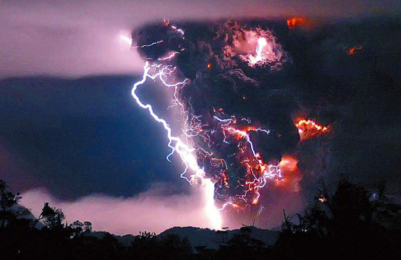 智利火山喷射出的火积云引发了天雷地火
