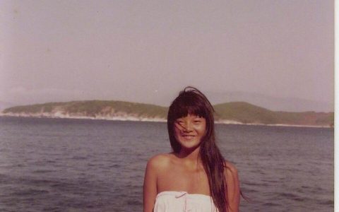 1988年，陈凯歌在海边为妻子洪晃拍下的照片，真是太有年代感了