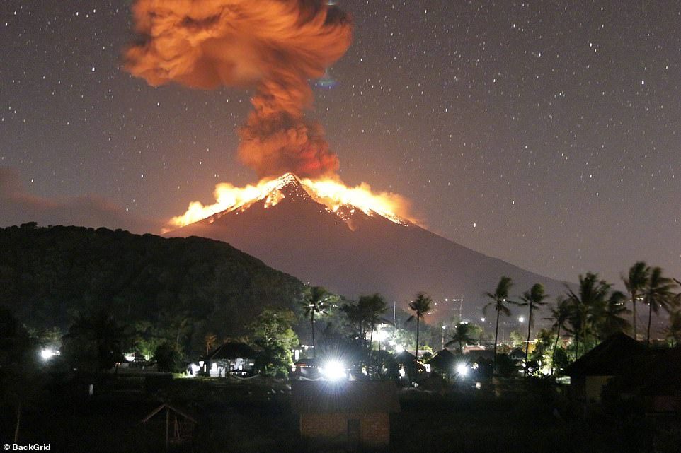 巴厘岛火山喷发后，有人拍下了当时的景象。不禁再次感叹，大自然的力量面前，人类真的很渺小啊... ​​​​