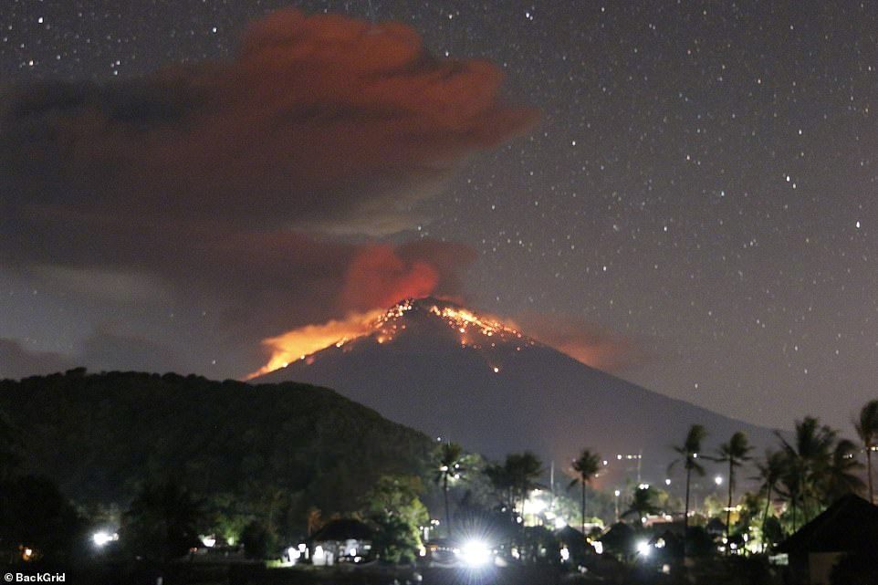 巴厘岛火山喷发后，有人拍下了当时的景象。不禁再次感叹，大自然的力量面前，人类真的很渺小啊... ​​​​