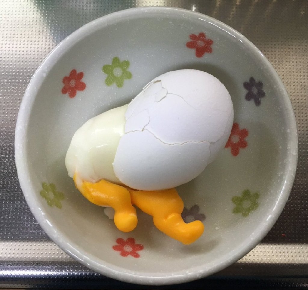 在煮鸡蛋的过程中，鸡蛋碎了，于是就变成了懒蛋蛋