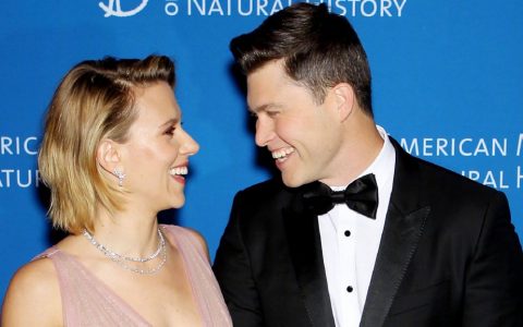 斯嘉丽·约翰逊与男友Colin Jost订婚了！斯嘉丽的代理人Marcel Pariseau确认了消息。