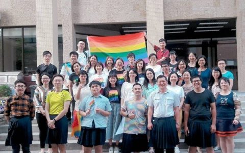 打破性别刻板：台湾高中男生集体穿裙上学