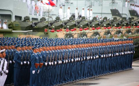 大量黑衣人堵塞香港国际机场 致今日航班大量取消​​​​