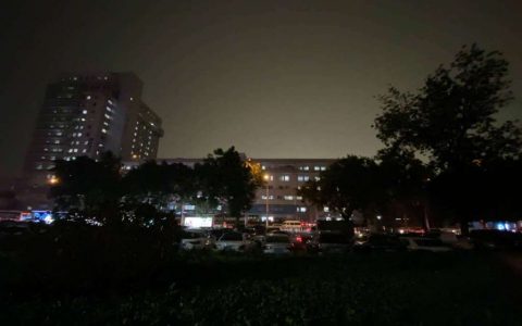 北京这个下午三点多的天色刷屏了