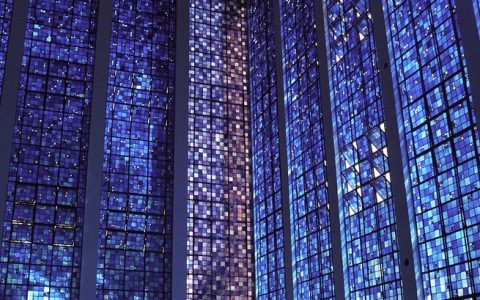 通体为蓝色的巴西利亚Dos Bosco教堂