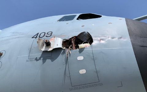 皇家空军A400M在西班牙赫塔菲空军基地飞行时因鸟击而受损。 ​​​​