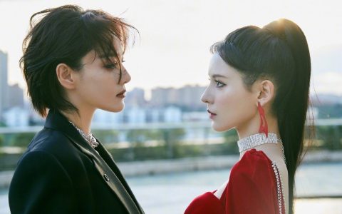 只要有美人同框我就可以嗑到百合，我就爱看美人爱美人这种剧情！！！百合不香嘛？百合多香啊！ ​​​​