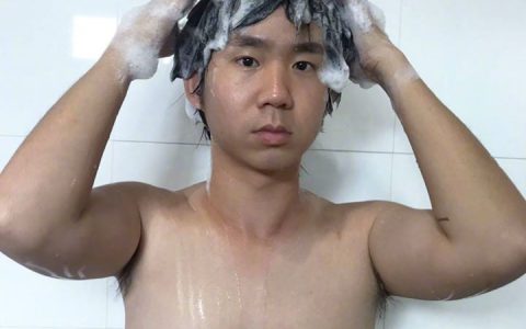 脸书上一个泰国网友 洗头发时扮演的 卡通人物