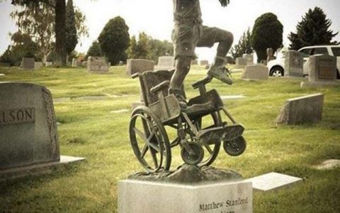 一位父亲为自己终身坐轮椅的孩子做的墓碑。 ​​​​