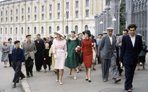 1959年，身穿Dior的模特儿在前苏联街头 ​​​​