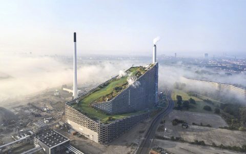 哥本哈根的Amager，一个科幻而炫酷的新型垃圾发电厂取代了附近的旧垃圾焚烧厂。