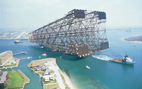 运输中的大型石油钻井平台基座 ​​​​