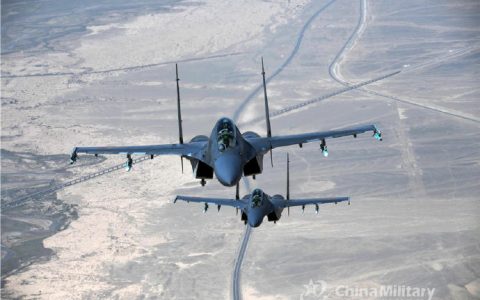 空中视角记录中国战机实兵对抗…