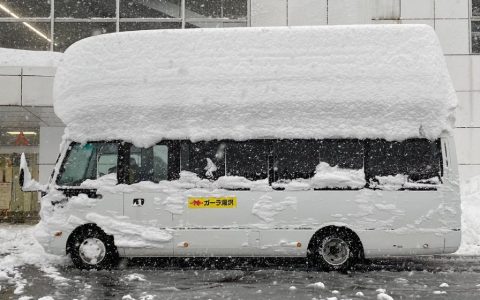 由于连日大雪...滑雪场的单层巴士升级了双层巴士！ ​​​​
