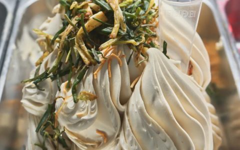 草，上大众点评看到这个葱油拌面冰淇淋，上海人拳头硬了 ​​​​