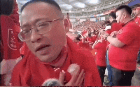 中国球迷观看女足和男足比赛后截然不同的反应。