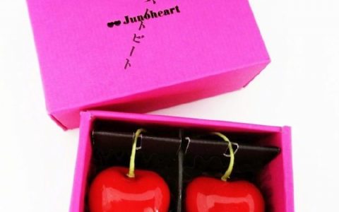 青森县出产的心形樱桃，15颗拍卖到了45万日元（人民币约2万6千多）。是吃不起的样子