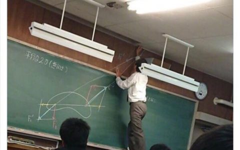 被黑板限制了发挥的物理老师